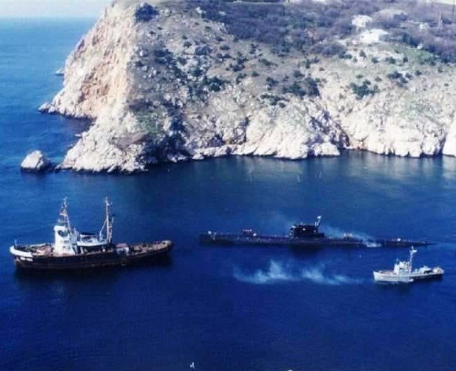 Последняя российская подводная лодка ПЗС-63 выходит из Балаклавской бухты, 1995 год